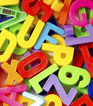 Kleurrijke kunststof letters en cijfers