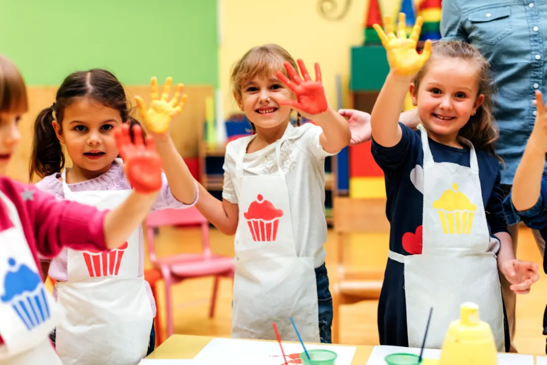 Een pedagogisch medewerker met kinderen in de opvang